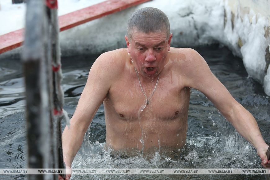 Крещенское купание в Комсомольском озере. Фото Оксаны Манчук