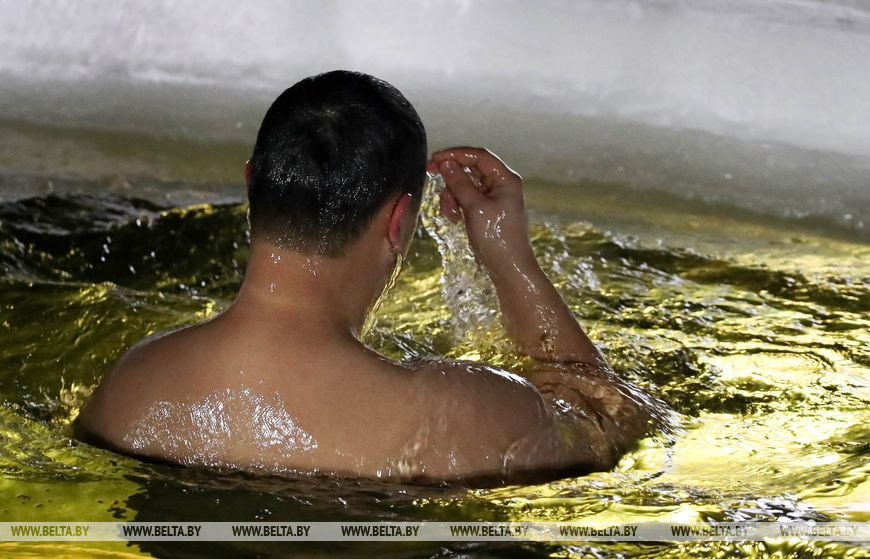 Сотрудники МЧС по традиции провели крещенское купание на Цнянском водохранилище