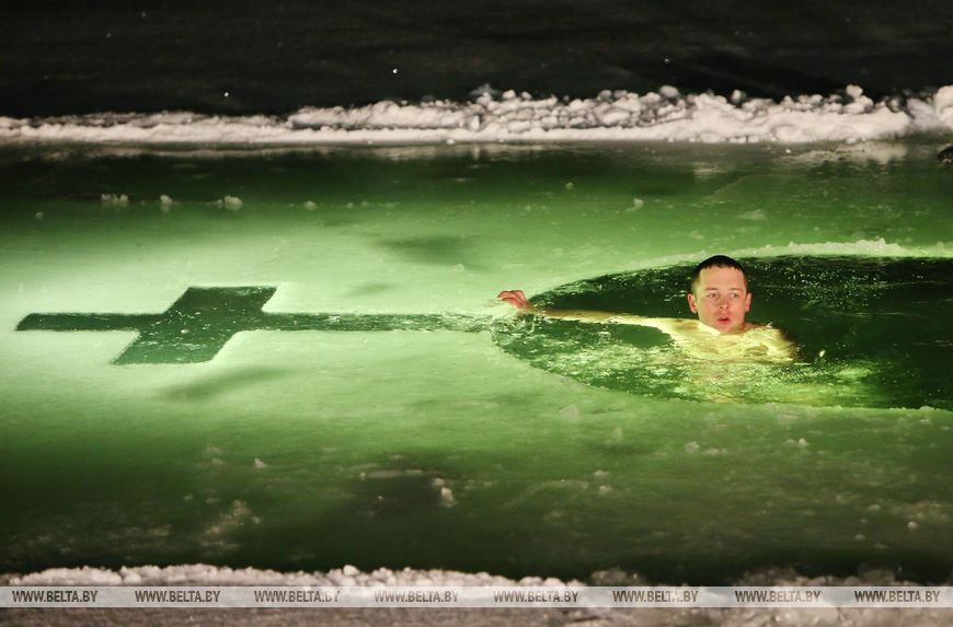 Сотрудники МЧС по традиции провели крещенское купание на Цнянском водохранилище. Фото Наталии Абложей