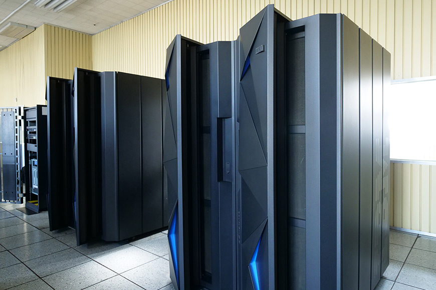 Фото hoster.by. Ядро Центрального вычислительного комплекса сформировано из серверов IBM. Их общая физическая память — около 500 Тб