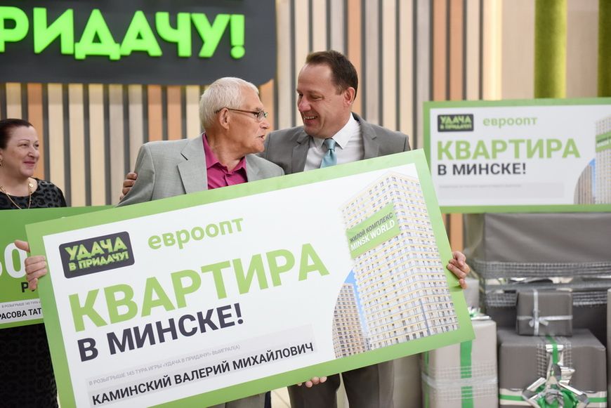 Ключи от столичной квартиры Валерию Каминскому вручил руководитель пресс-службы торговой сети "Евроопт" Егор Хрусталев Ключи от столичной квартиры Валерию Каминскому вручил руководитель пресс-службы торговой сети "Евроопт" Егор Хрусталев