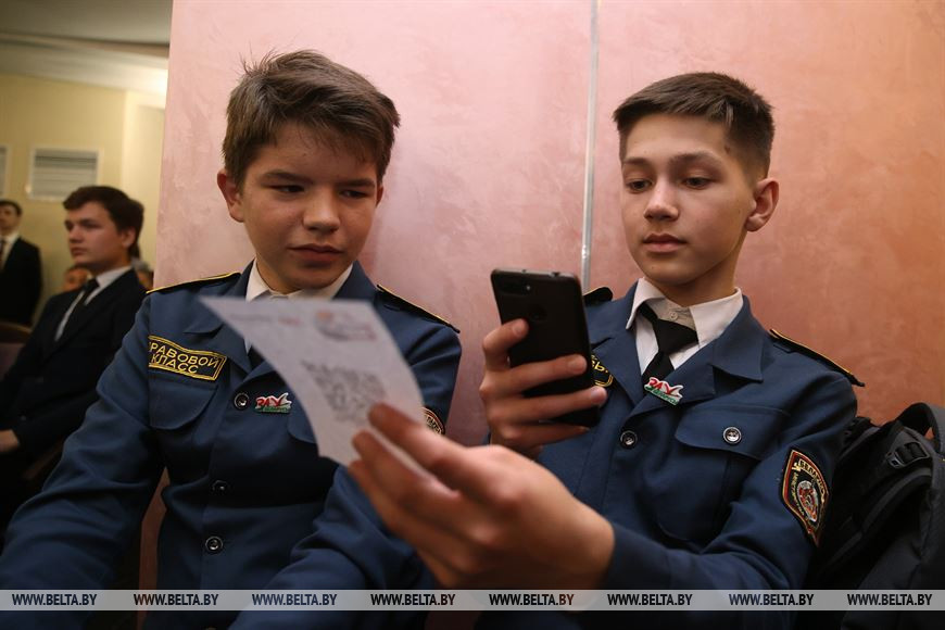 Ученики правового класа СШ №13 г. Гродно Артур Новицкий и Матвей Боярчик сканируют QR-код #Движение ВПЕРЕД Ученики правового класа СШ №13 г. Гродно Артур Новицкий и Матвей Боярчик сканируют QR-код #Движение ВПЕРЕД