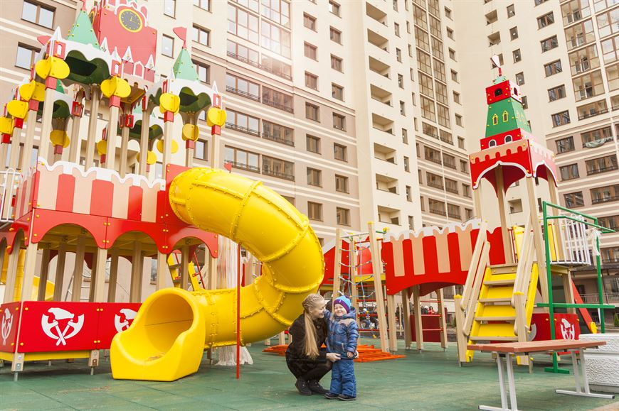 Баскетбольный корт и детская площадка в комплексе "Парк Челюскинцев"