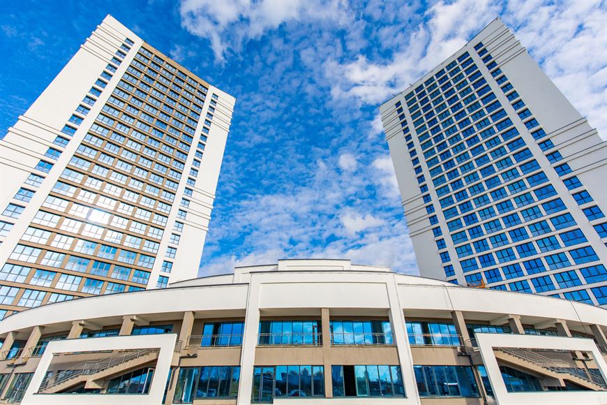 В стилобате домов "Гоген" и "Рафаэль" расположены помещения коммерческого назначения