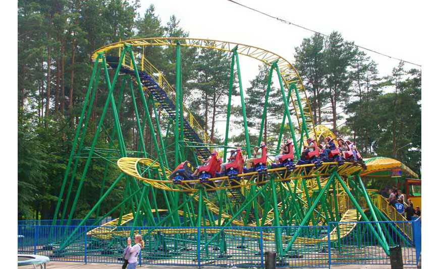 Детская железная дорога и аттракционы в парке