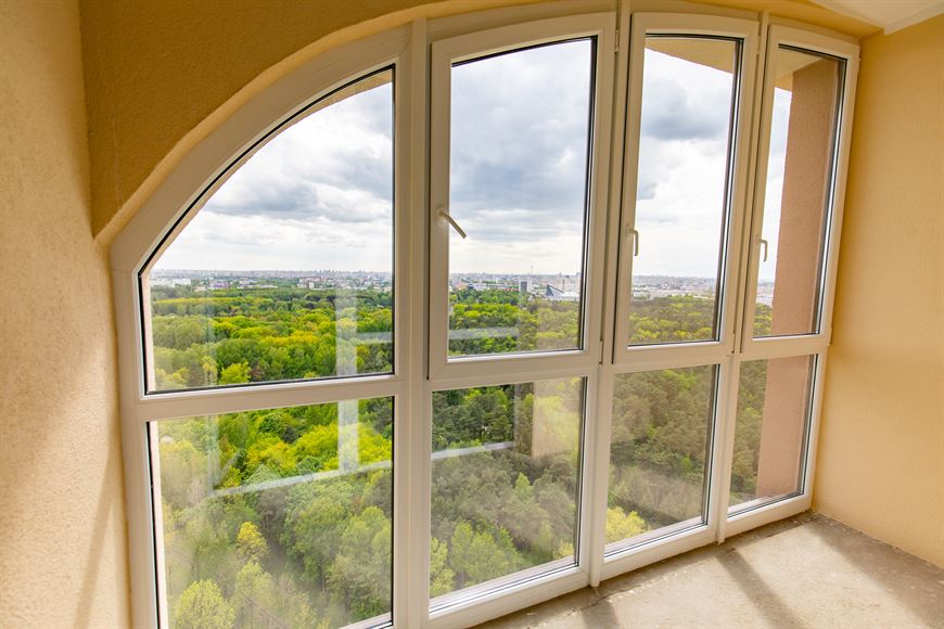 Панорамное остекление с бронзовой тонировкой наполняет комнаты солнечным светом и расширяет жилое пространство