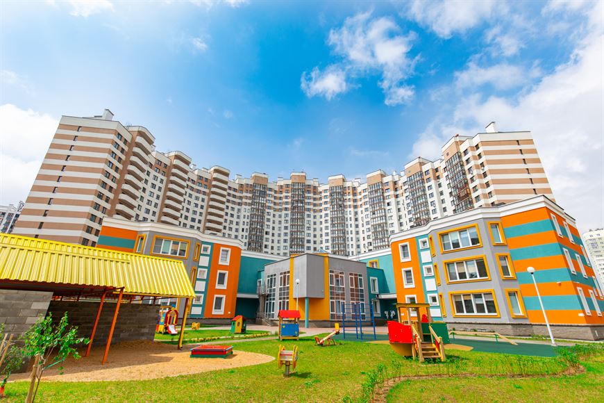 Детский сад с бассейном во дворе дома "Диадема"