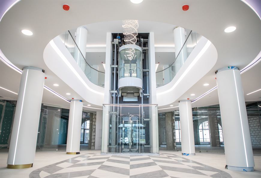 Двухэтажный торговый центр в стилобате дома "Микеланджело"