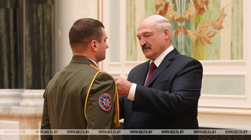 Александр Лукашенко вручает Олегу Бойничеву орден "За личное мужество" Александр Лукашенко вручает Олегу Бойничеву орден "За личное мужество"