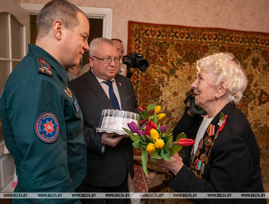 Начальник Витебского областного управления МЧС Сергей Мелешкин и председатель Витебского областного Совета депутатов Владимир Терентьев поздравляют Татьяну Александровну Забелло Начальник Витебского областного управления МЧС Сергей Мелешкин и председатель Витебского областного Совета депутатов Владимир Терентьев поздравляют Татьяну Александровну Забелло