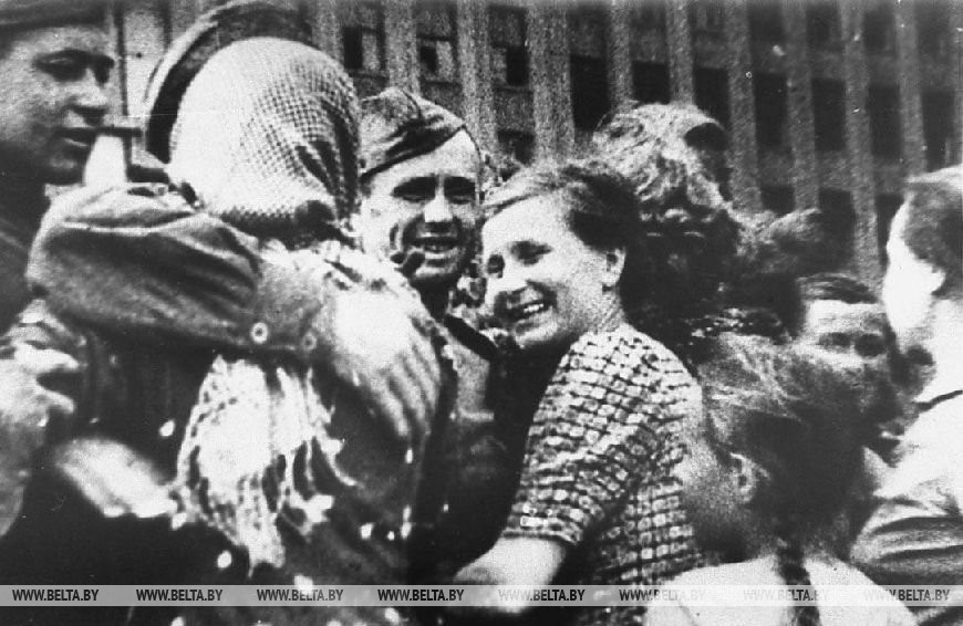 Встреча воинов-освободителей в Минске. Фото БЕЛТА, 1944 год