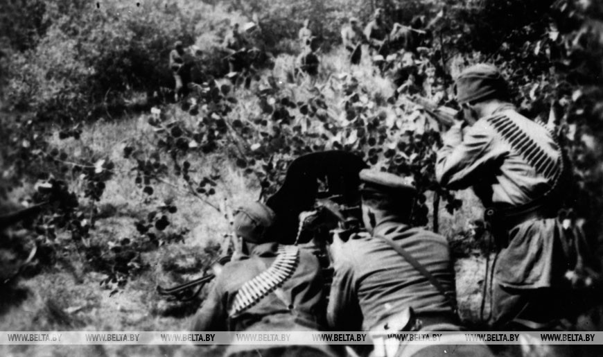 Партизаны ведут бой. Фото БЕЛТА