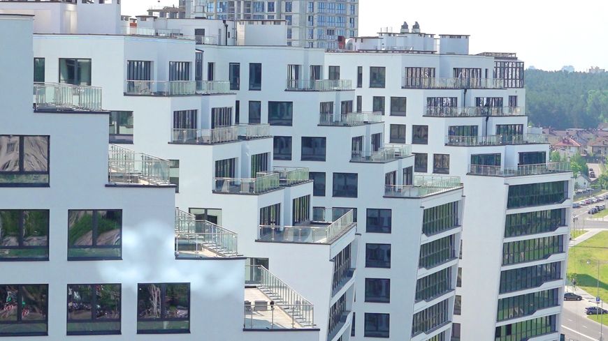 <i>Все квартиры - со свободными планировками, панорамным остеклением, с лоджиями, балконами или террасами</i>