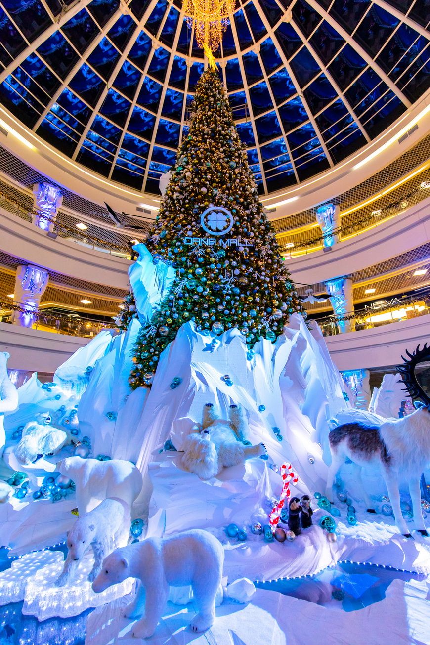 <i>Уникальная новогодняя елка, установленная в главном атриуме "Дана Молл", привлекает тысячи восторженных посетителей</i>