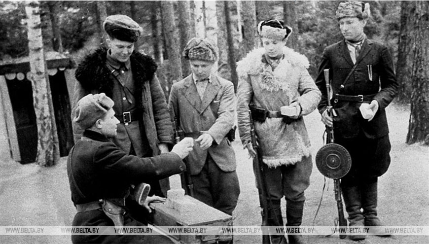 Брестское партизанское соединение. Партизаны отряда "Советская Белоруссия" готовятся к выполнению задания, ноябрь 1943 года