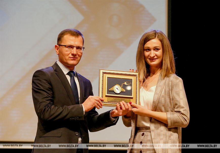 Андрей Кунцевич вручает награду ОАО "Слуцкий комбинат хлебопродуктов" в номинации "Лучшая принимающая организация Минской области" Андрей Кунцевич вручает награду ОАО "Слуцкий комбинат хлебопродуктов" в номинации "Лучшая принимающая организация Минской области"