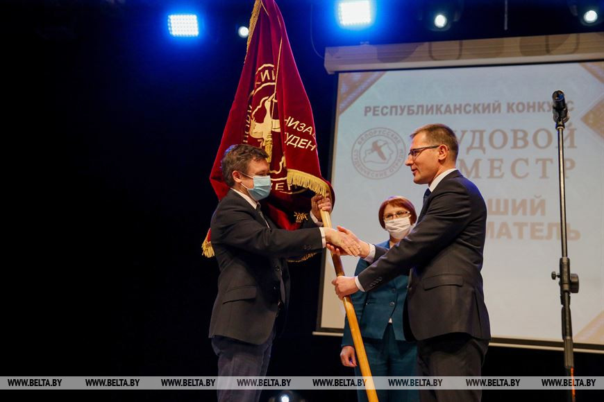 Андрей Кунцевич передает знамя лучшей организации, принимающей студенческие отряды, - ЗАО "Атлант" Андрей Кунцевич передает знамя лучшей организации, принимающей студенческие отряды, - ЗАО "Атлант"