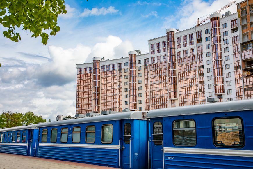 Можно в любой момент прогуляться по аллеям парка, а детям понравятся многочисленные аттракционы и Детская железная дорога