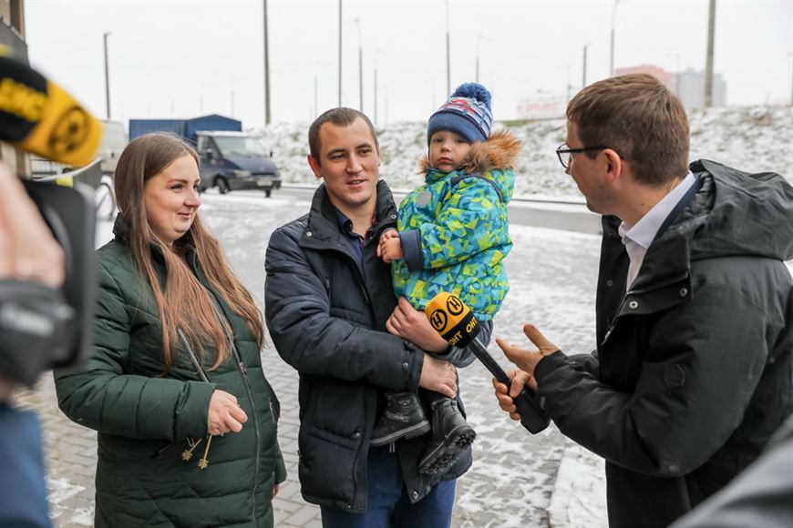 Получив ключи, молодая семья отправилась на улицу Аэродромная, чтобы лично оценить свой будущий дом! Получив ключи, молодая семья отправилась на улицу Аэродромная, чтобы лично оценить свой будущий дом!