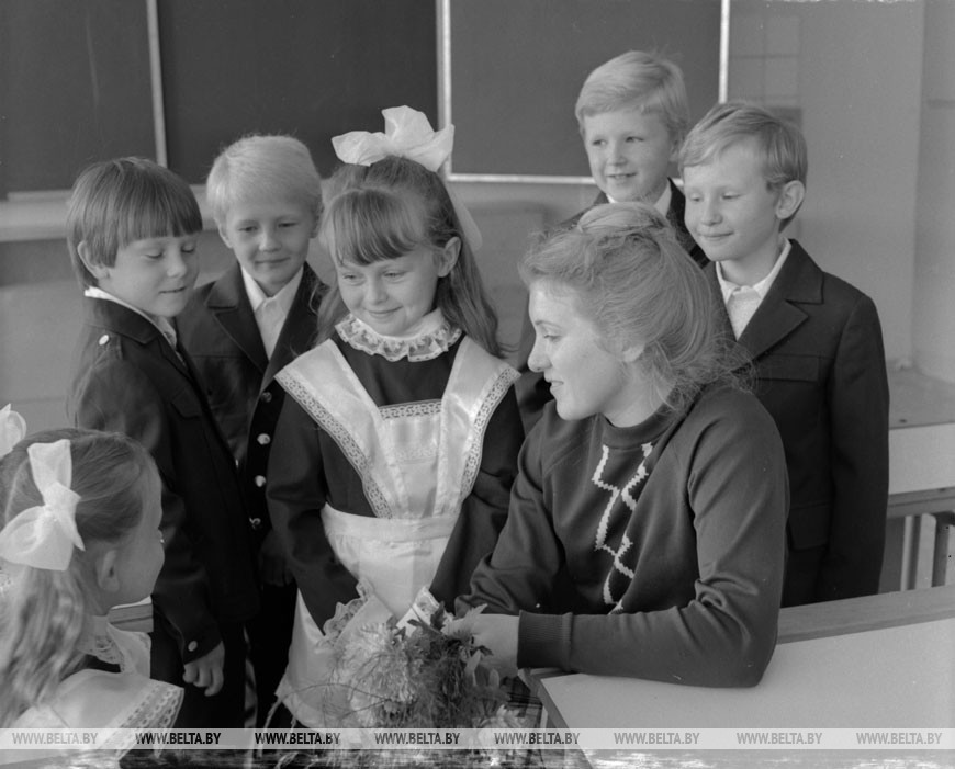 Учительница I-го класса Любовь Селиберова знакомится со своими учениками, 1980 год Учительница I-го класса Любовь Селиберова знакомится со своими учениками, 1980 год