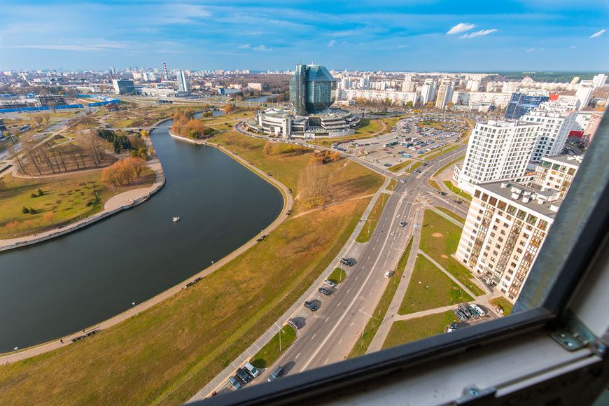 Дома расположены на берегу одного из каналов Слепянской водной системы