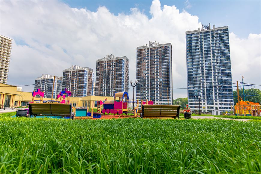 В окружении зелени – безопасные детские и спортивные площадки с современным оборудованием, а также места для отдыха В окружении зелени – безопасные детские и спортивные площадки с современным оборудованием, а также места для отдыха