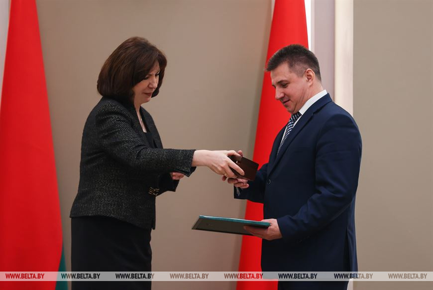 Наталья Кочанова вручила Благодарность Президента Республики Беларусь главе администрации Фрунзенского района города Минска Сергею Шкрудневу Наталья Кочанова вручила Благодарность Президента Республики Беларусь главе администрации Фрунзенского района города Минска Сергею Шкрудневу