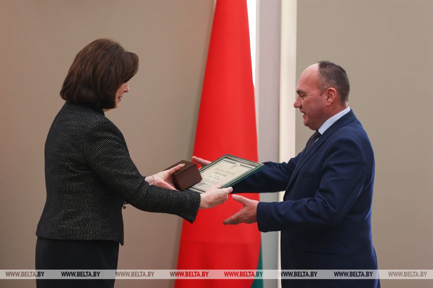 Наталья Кочанова вручает Благодарность Президента Республики Беларусь главе администрации Советского района города Минска Сергею Хильману Наталья Кочанова вручает Благодарность Президента Республики Беларусь главе администрации Советского района города Минска Сергею Хильману