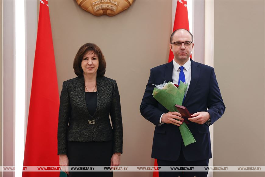 Наталья Кочанова вручила медаль "За трудовые заслуги" главе администрации Заводского района города Минска Сергею Масляку Наталья Кочанова вручила медаль "За трудовые заслуги" главе администрации Заводского района города Минска Сергею Масляку