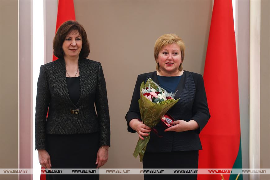 Наталья Кочанова вручила медаль "За трудовые заслуги" главе администрации Московского района города Минска Татьяне Колядко Наталья Кочанова вручила медаль "За трудовые заслуги" главе администрации Московского района города Минска Татьяне Колядко