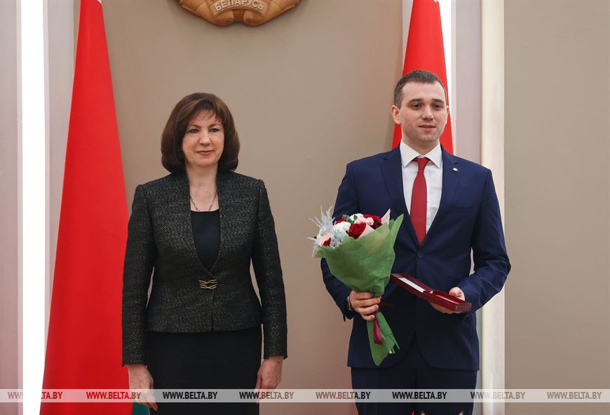 Наталья Кочанова вручила медаль "За трудовые заслуги" главе администрации Центрального района города Минска Дмитрию Петруше Наталья Кочанова вручила медаль "За трудовые заслуги" главе администрации Центрального района города Минска Дмитрию Петруше