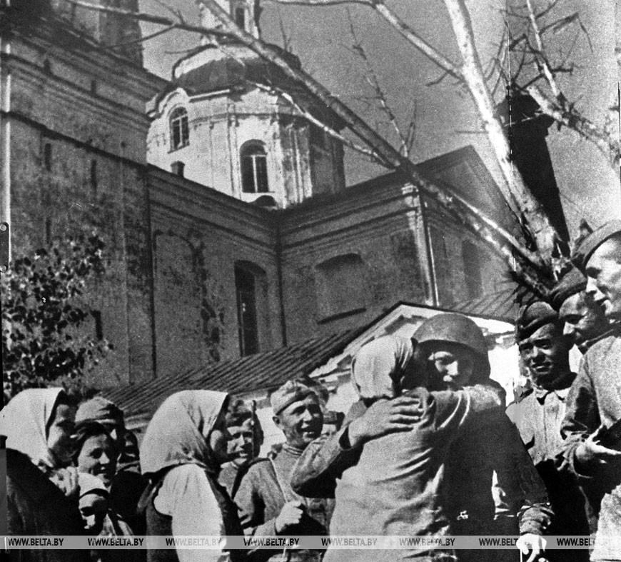 Жители Полоцка встречают воинов-освободителей, июнь 1944 года