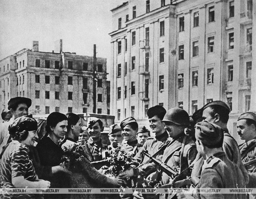 На улицах освобождённого Минска 3 июля 1944 года
