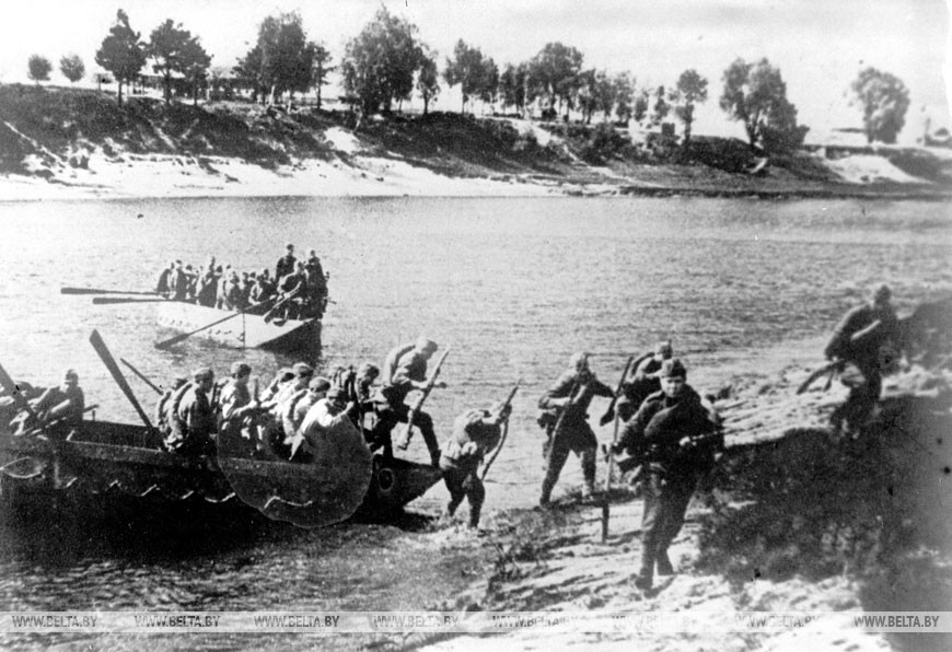 Советские войска форсируют реку Днепр под Могилёвом, 1944 год