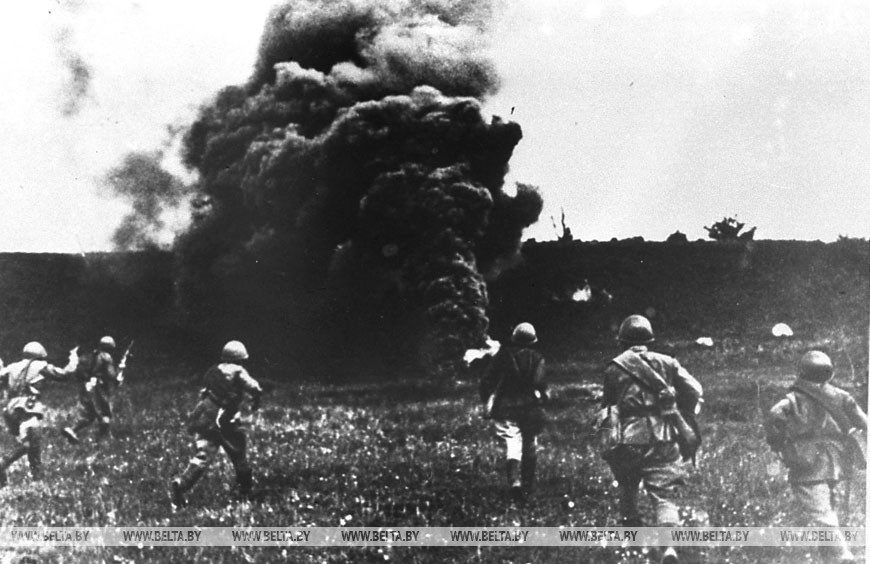 Советская пехота атакует немецко-фашистские позиции под Минском, июнь 1944 года