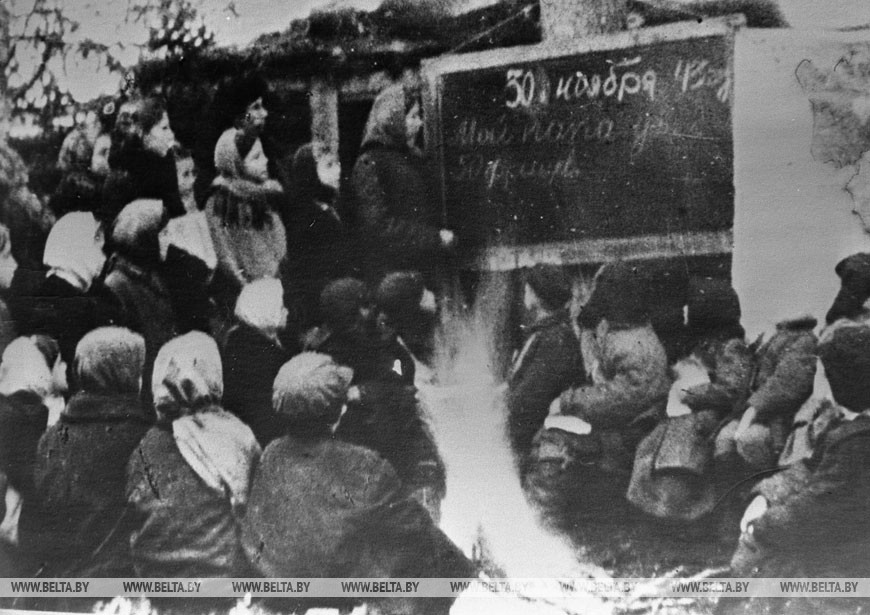 Занятия в лесной партизанской школе отряда имени Калинина Брестского партизанского соединения, 1943 год