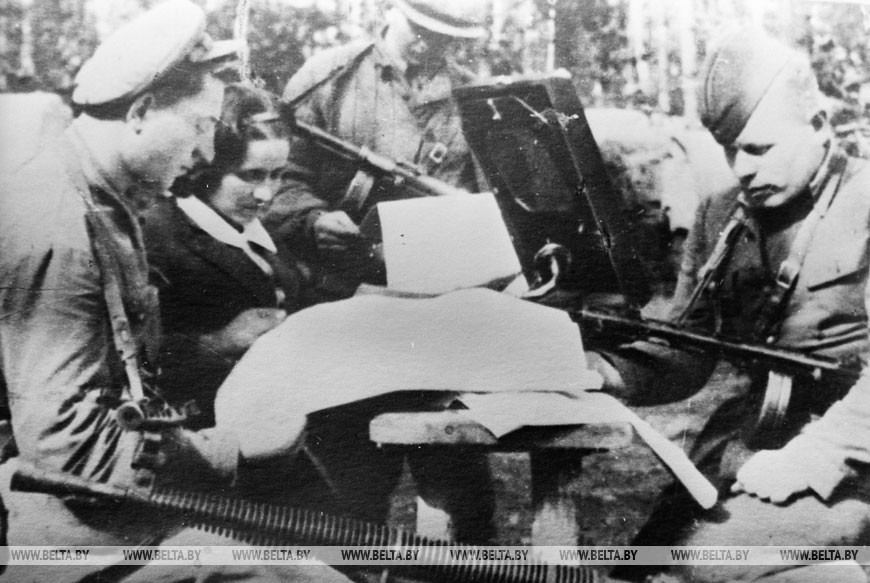 Брестское соединение. Партизаны отряда имени Фрунзе в перерыве между операциями читают свежие газеты, май 1944 года