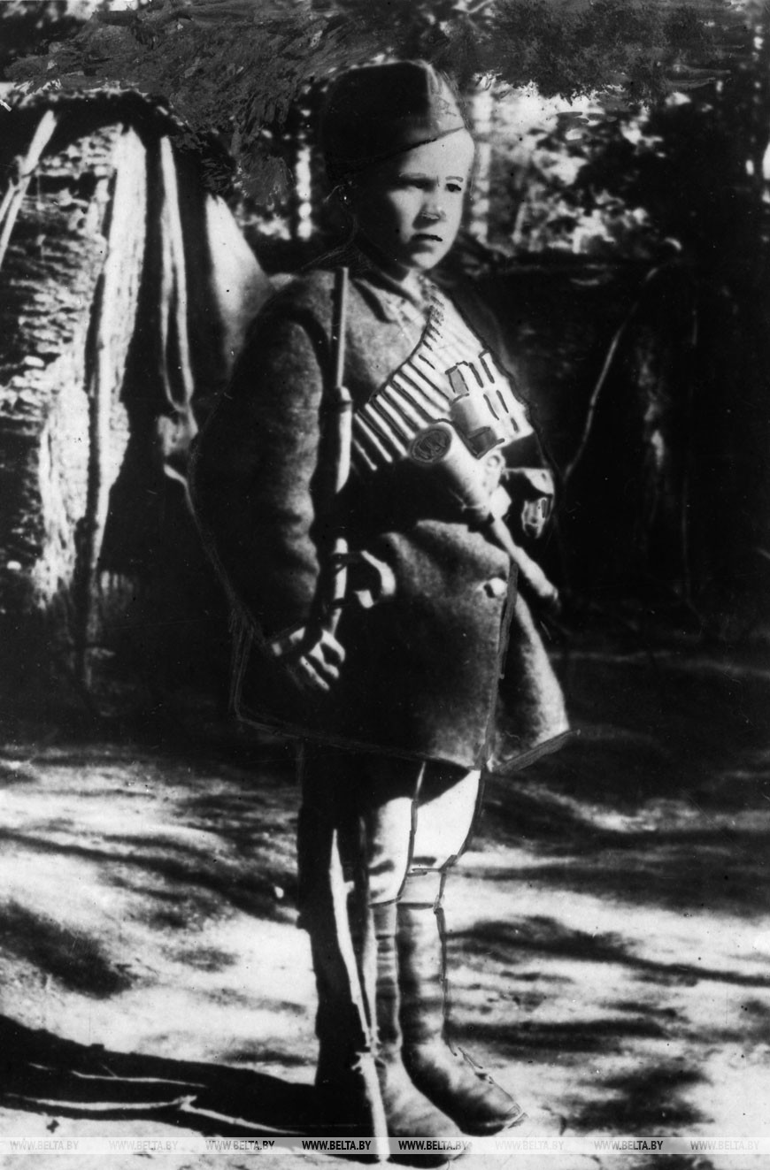 Двенадцатилетний партизан Павел Конопацкий на посту в партизанском лагере, май 1943 года