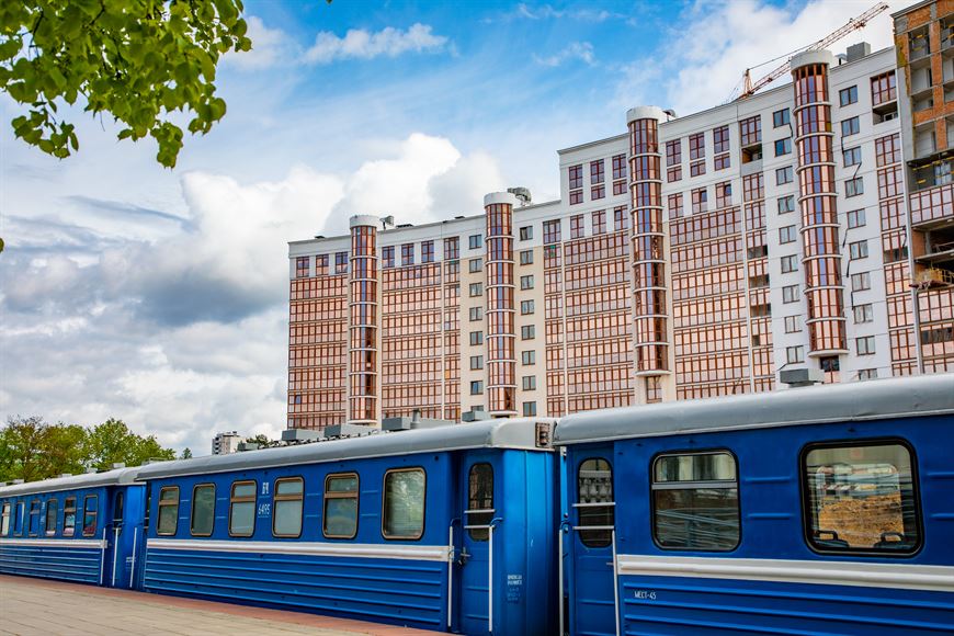 Можно в любой момент прогуляться по аллеям парка, а детям понравятся многочисленные аттракционы и Детская железная дорога