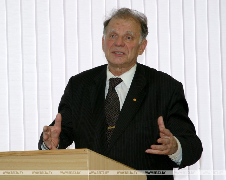 Жорес Алферов выступает перед преподавателями и учеными Витебского государственного технологического университета, 2004