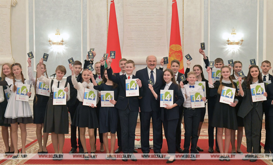 Александр Лукашенко и участники церемонии