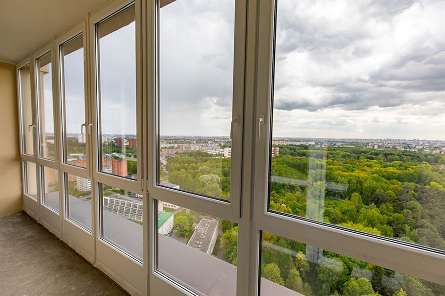 Панорамное остекление с бронзовой тонировкой наполняет комнаты солнечным светом и расширяет жилое пространство Панорамное остекление с бронзовой тонировкой наполняет комнаты солнечным светом и расширяет жилое пространство