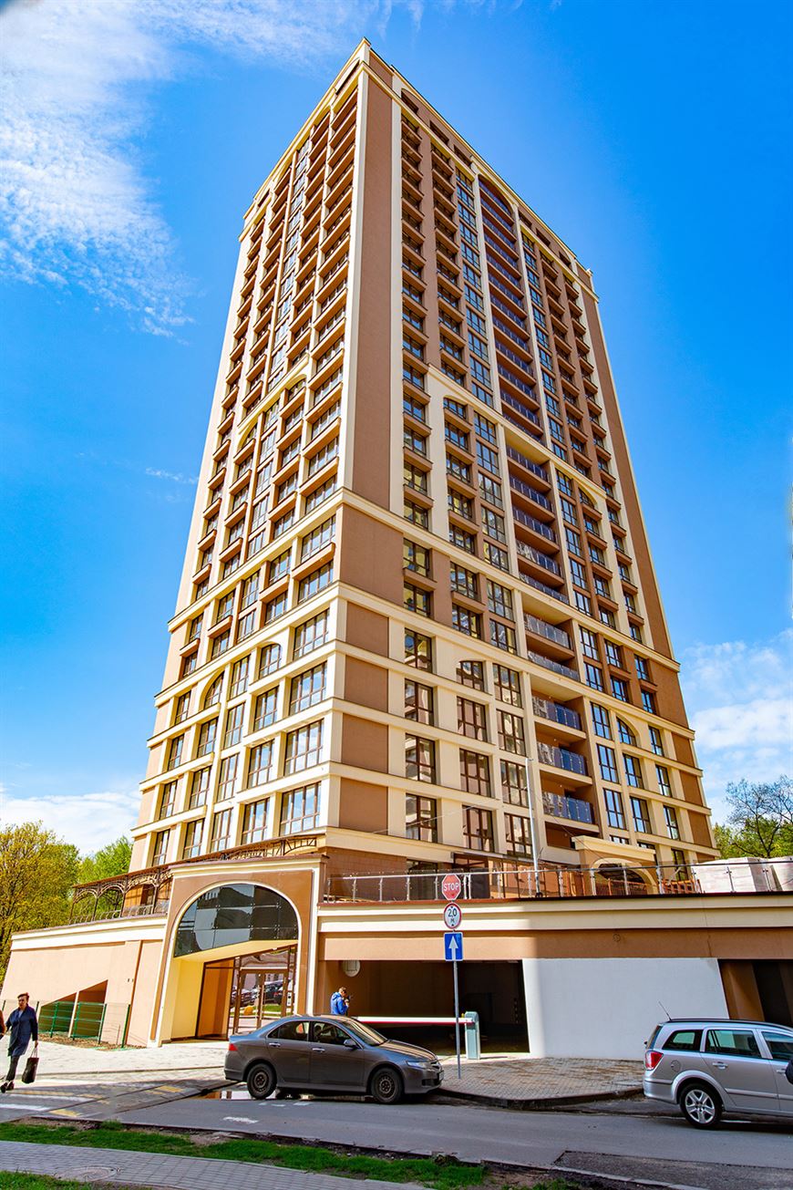 Первый этаж дома – это открытый гараж-стоянка с кладовыми местами для хранения Первый этаж дома – это открытый гараж-стоянка с кладовыми местами для хранения