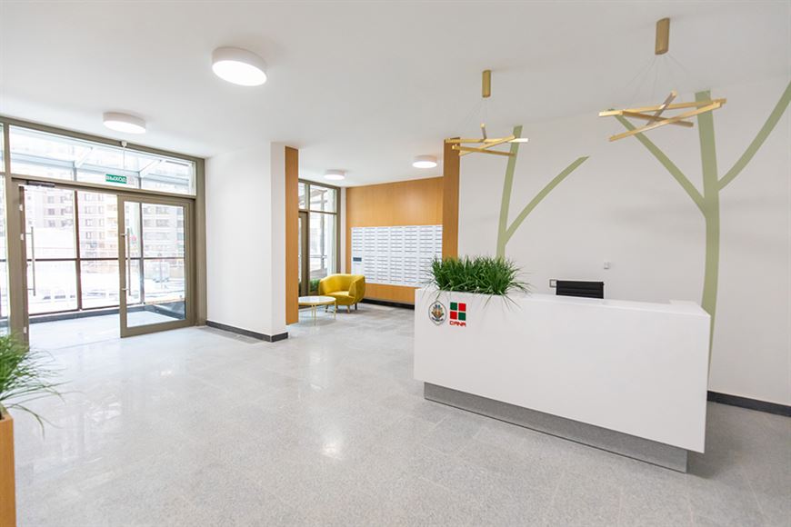 Администратор встретит вас в просторном и светлом лобби в эко-стиле – проведет по дому и покажет квартиры Администратор встретит вас в просторном и светлом лобби в эко-стиле – проведет по дому и покажет квартиры