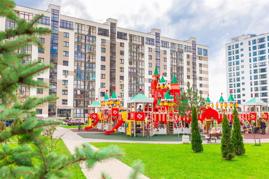 Во дворах домов – детские и спортивные площадки Во дворах домов – детские и спортивные площадки