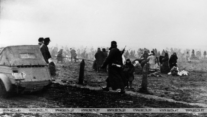 Оккупированная территория. Население, согнанное в лагерь для угона в Германию. Репродукция Белта, 1942 год