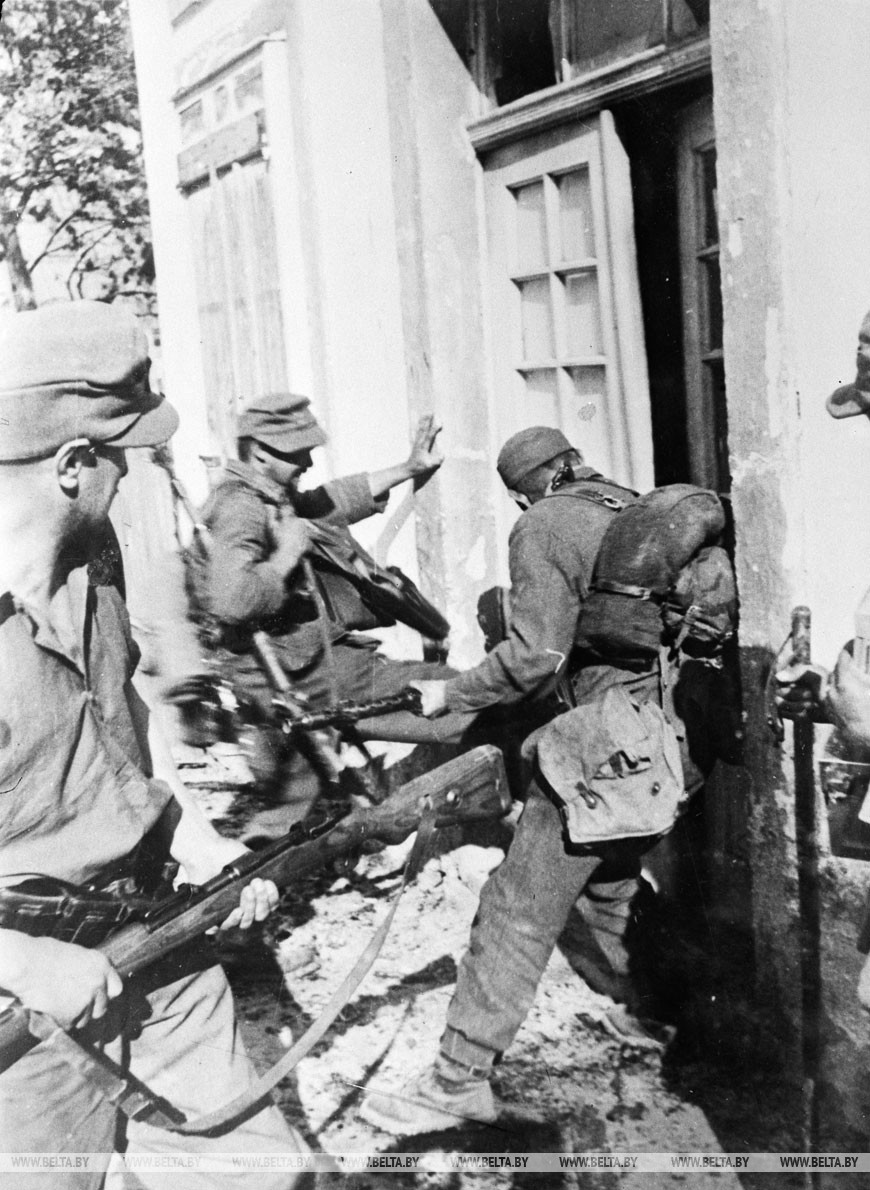 Гитлеровцы врываются в квартиру мирных жителей. Репродукция Белта, 1942 год