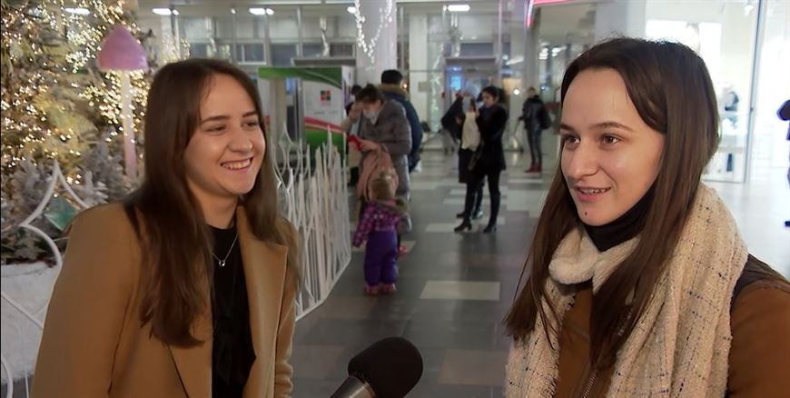 Две подружки любят совершать спонтанные покупки Две подружки любят совершать спонтанные покупки