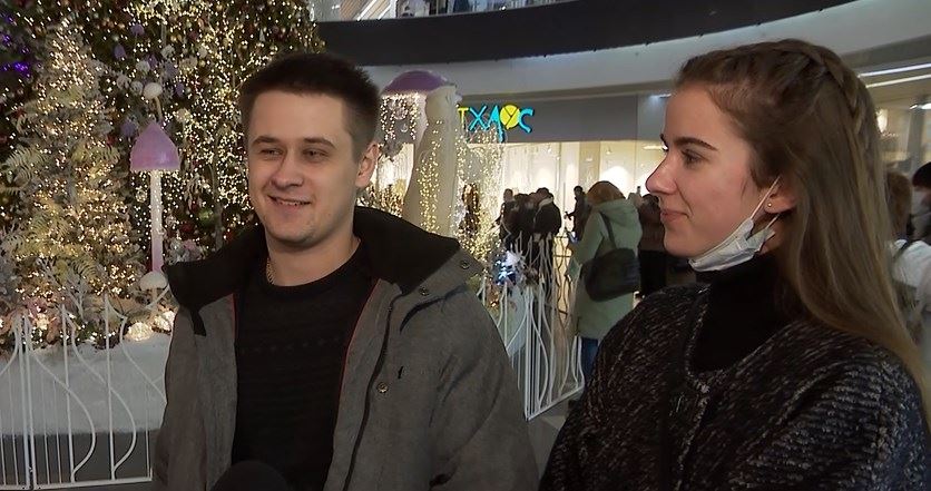 Молодой мужчина точно знает, кому предназначается будущая покупка! Молодой мужчина точно знает, кому предназначается будущая покупка!