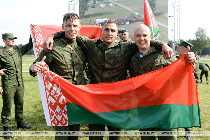 Команда Республики Беларусь (слева направо): капитан Владислав Трофимович, старший лейтенант Сергей Малькевич и прапорщик Дмитрий Кухаронок